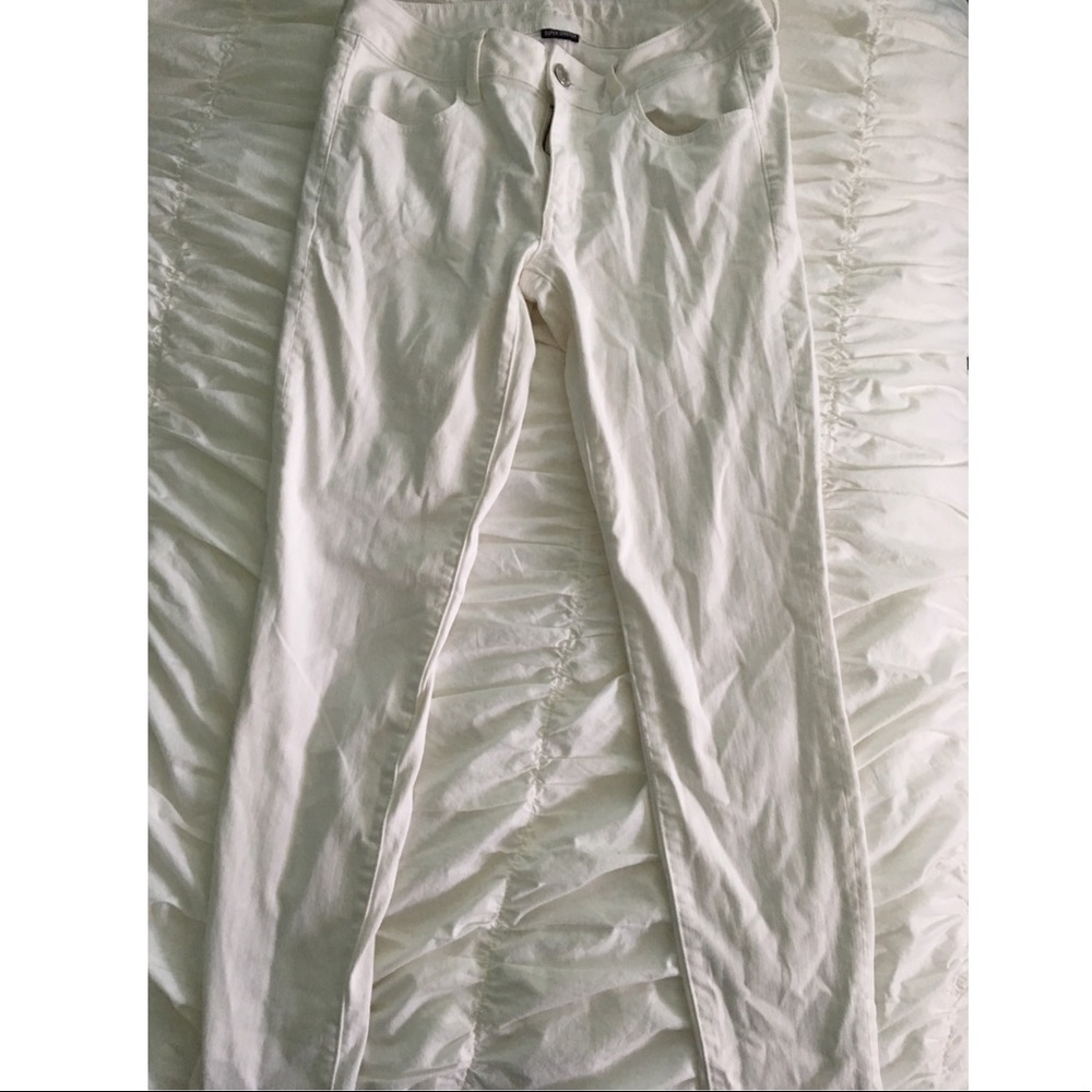 American Eagle super stretch white jeans in size 6